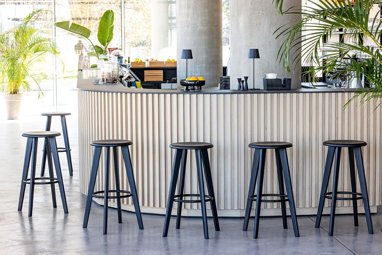 Robuster Holzhocker "Sally" mit 76 cm Höhe für Hotel und Gastronomie 6 Robuster Holzhocker "Sally" mit 76 cm Höhe für Hotel und Gastronomie – Bild 7