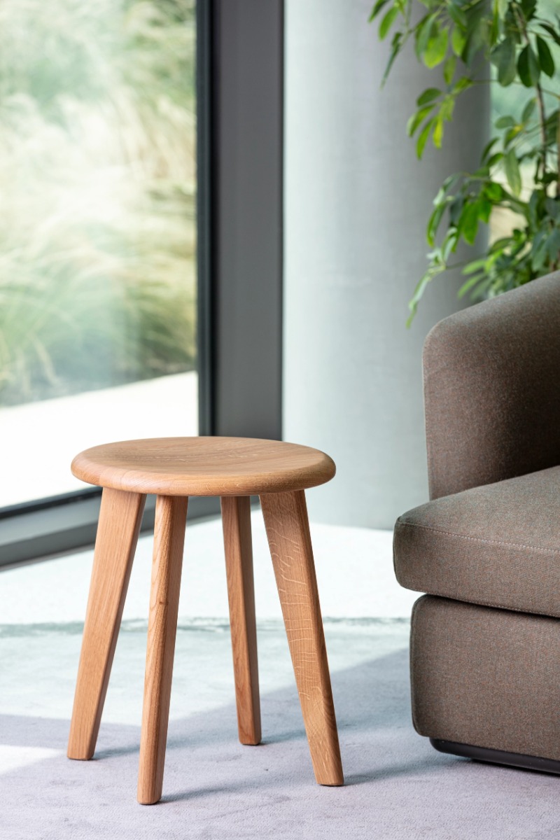 Robuster Holzhocker "Sally" mit 45 cm Höhe für Hotel und Gastronomie 8 Robuster Holzhocker "Sally" mit 45 cm Höhe für Hotel und Gastronomie – Bild 9